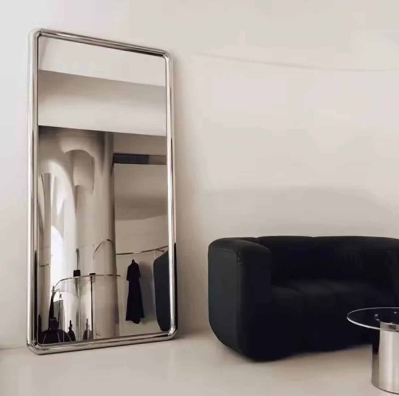 The “Acciaio” mirror is part of the stainless steel series.